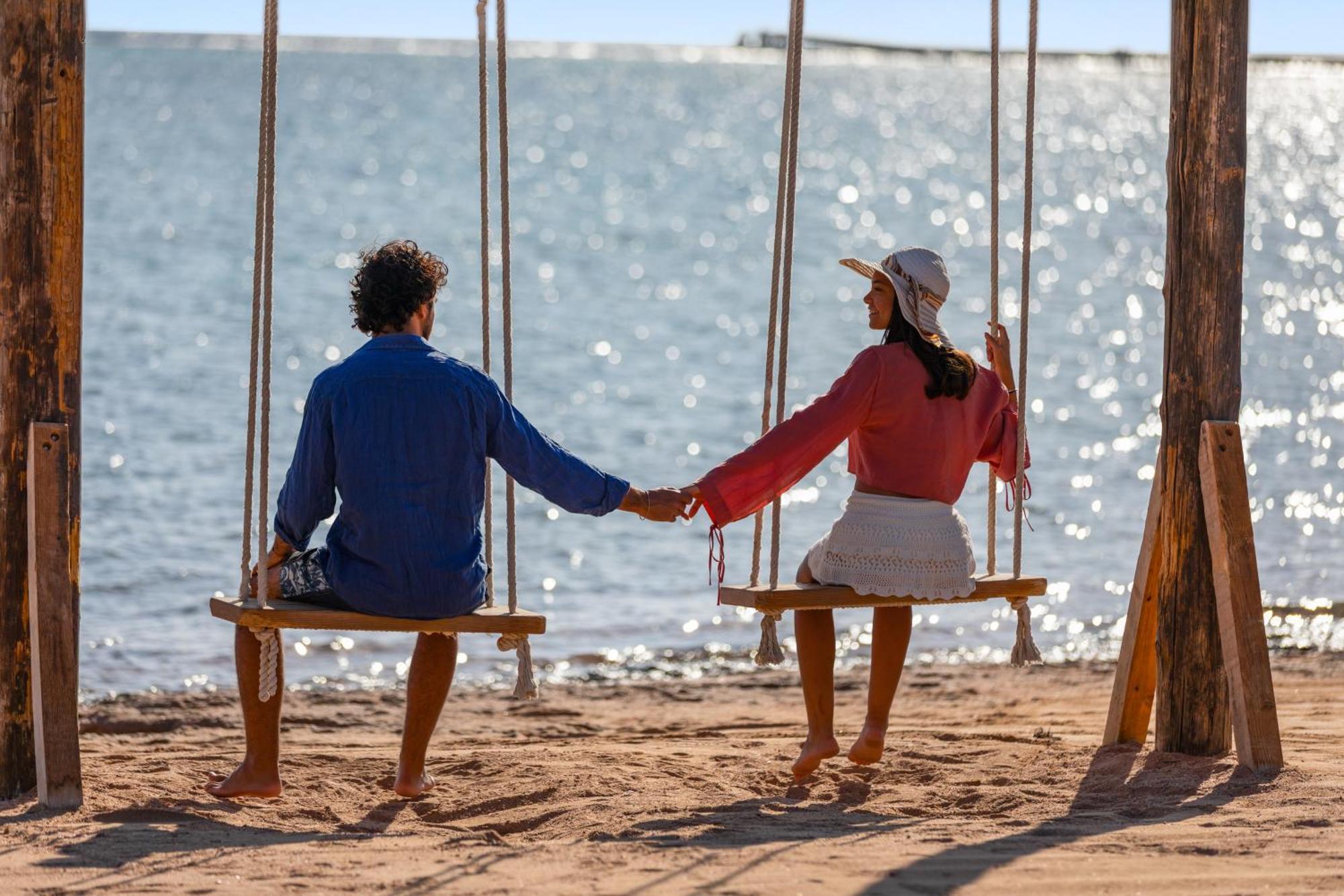 منتجع رويال الباتروس مودرنا - للعائلات والأزواج فقط شرم الشيخ المظهر الخارجي الصورة A couple holding hands on a swing