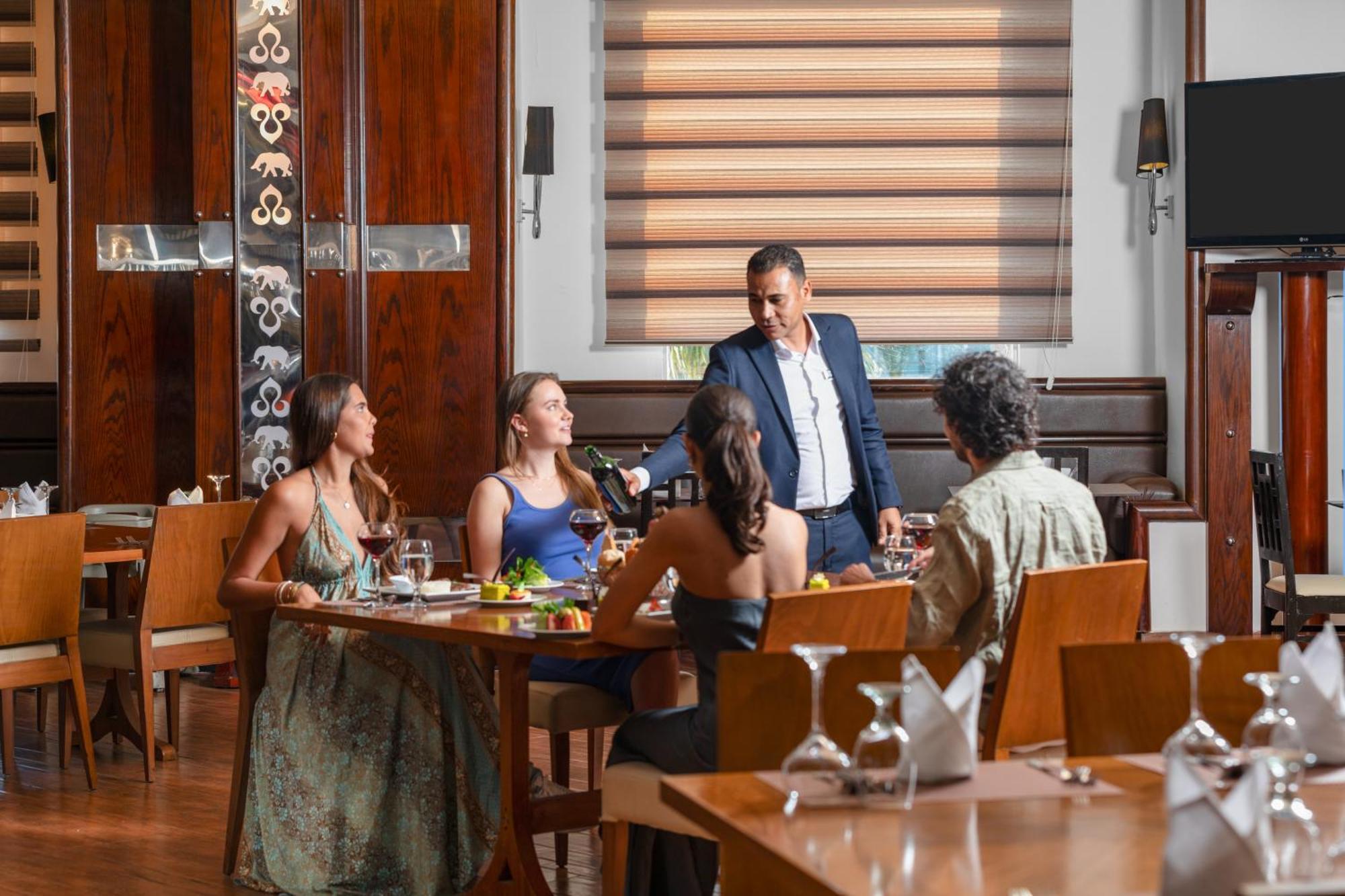 منتجع رويال الباتروس مودرنا - للعائلات والأزواج فقط شرم الشيخ المظهر الخارجي الصورة A restaurant in the Maldives
