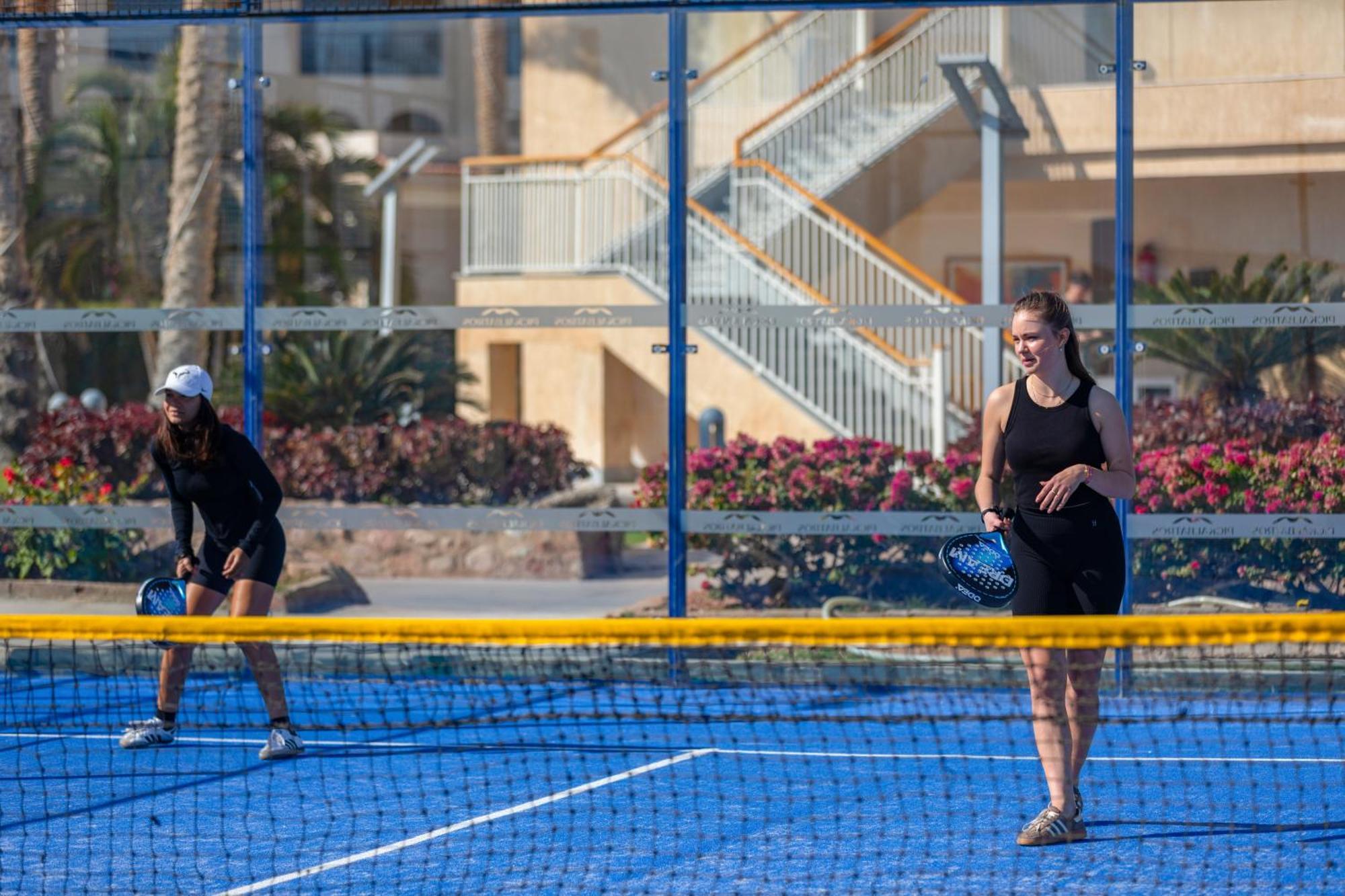 منتجع رويال الباتروس مودرنا - للعائلات والأزواج فقط شرم الشيخ المظهر الخارجي الصورة A paddle tennis match