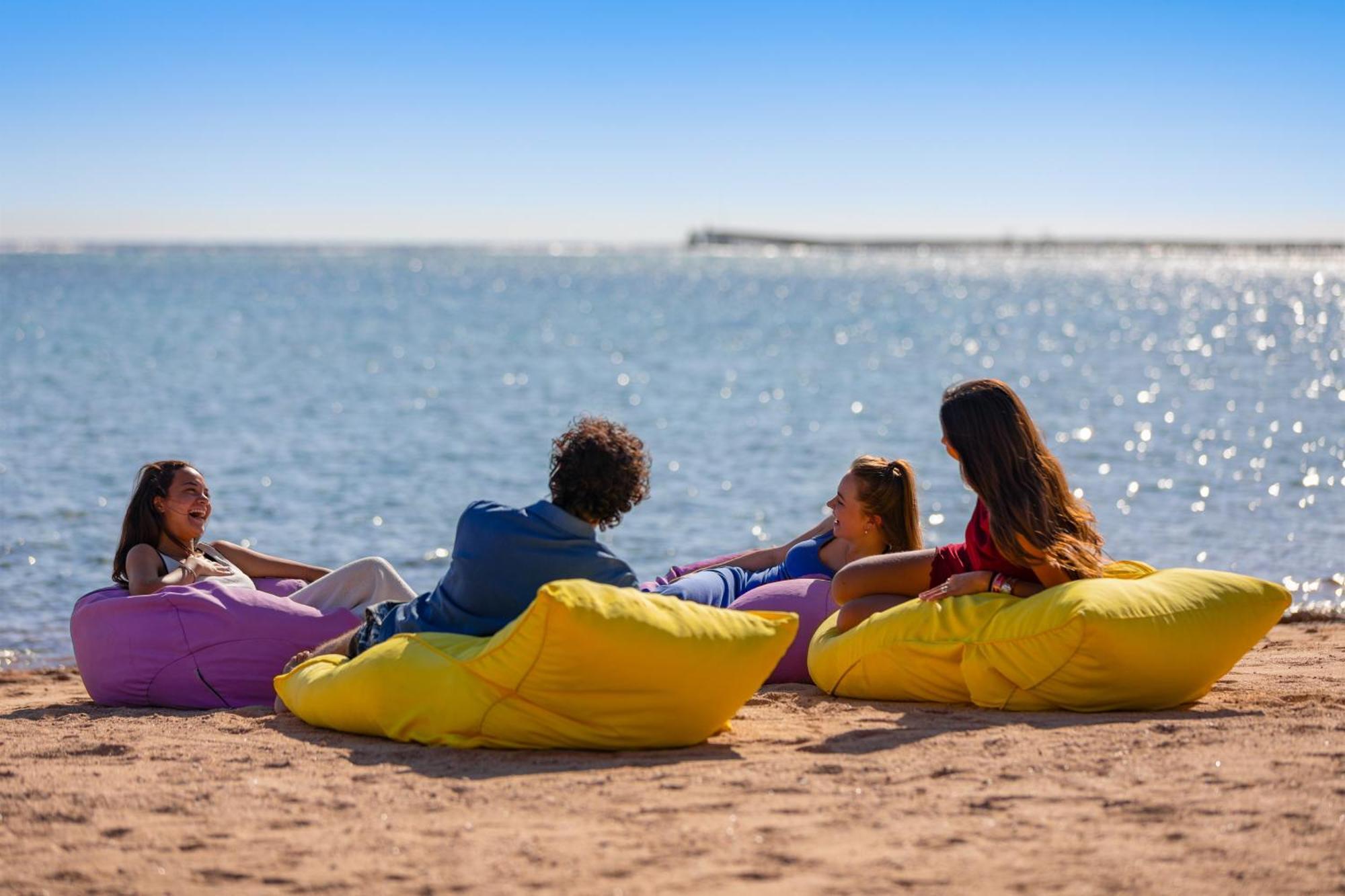 منتجع رويال الباتروس مودرنا - للعائلات والأزواج فقط شرم الشيخ المظهر الخارجي الصورة Bean bag chairs on a beach