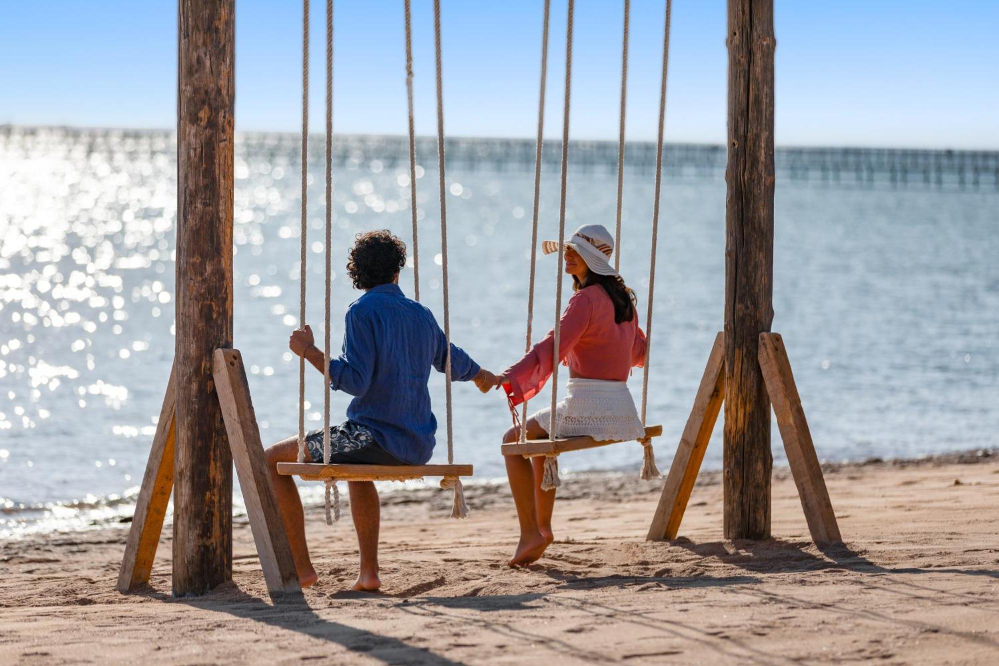 منتجع رويال الباتروس مودرنا - للعائلات والأزواج فقط شرم الشيخ المظهر الخارجي الصورة Swinging on the beach