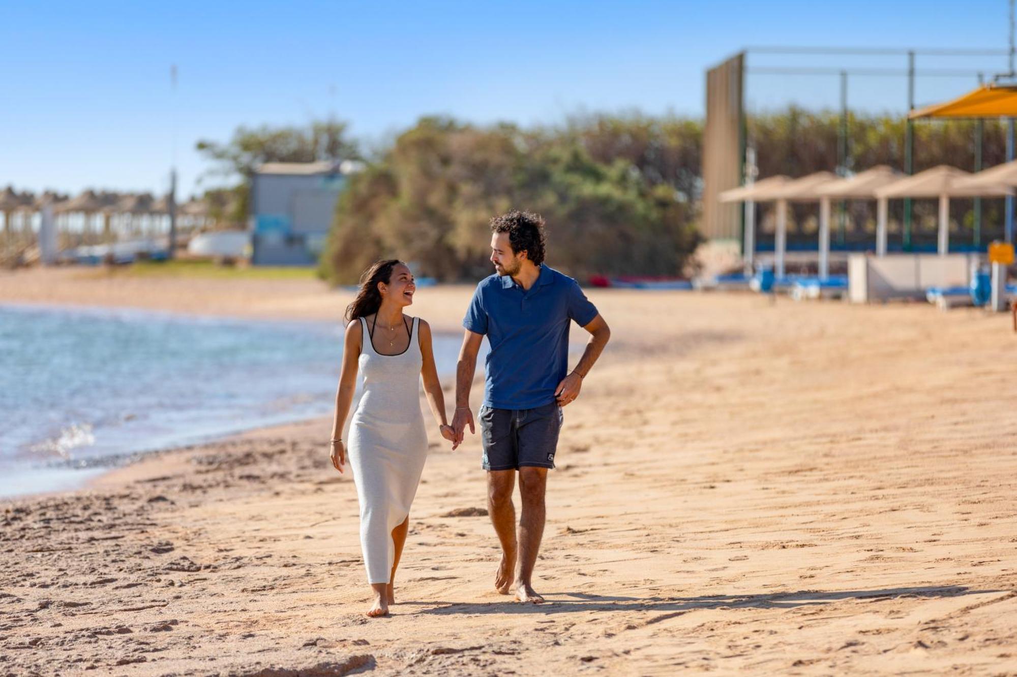 منتجع رويال الباتروس مودرنا - للعائلات والأزواج فقط شرم الشيخ المظهر الخارجي الصورة A couple walking on the beach