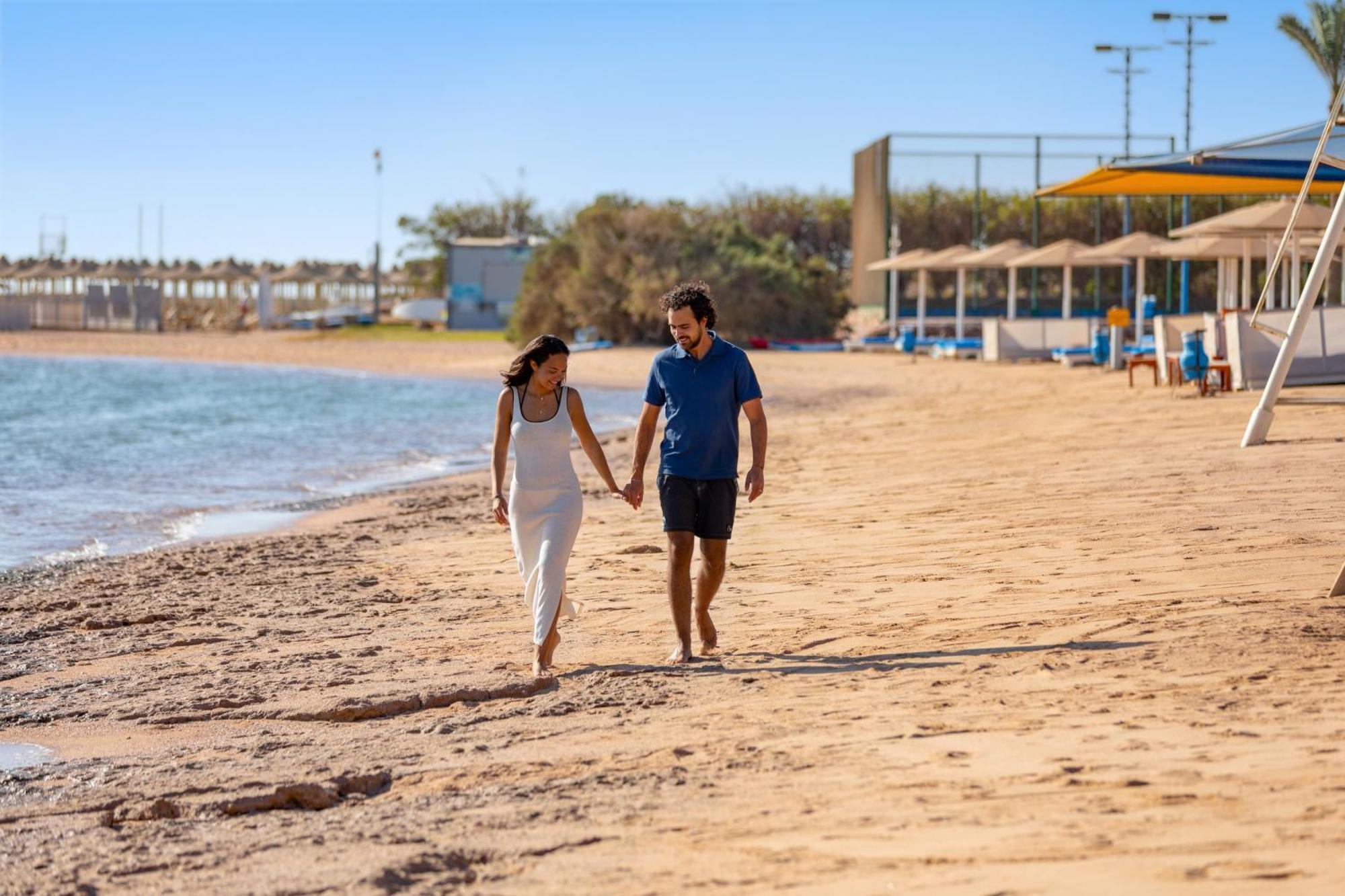 منتجع رويال الباتروس مودرنا - للعائلات والأزواج فقط شرم الشيخ المظهر الخارجي الصورة Tourists on the beach of Hurghada