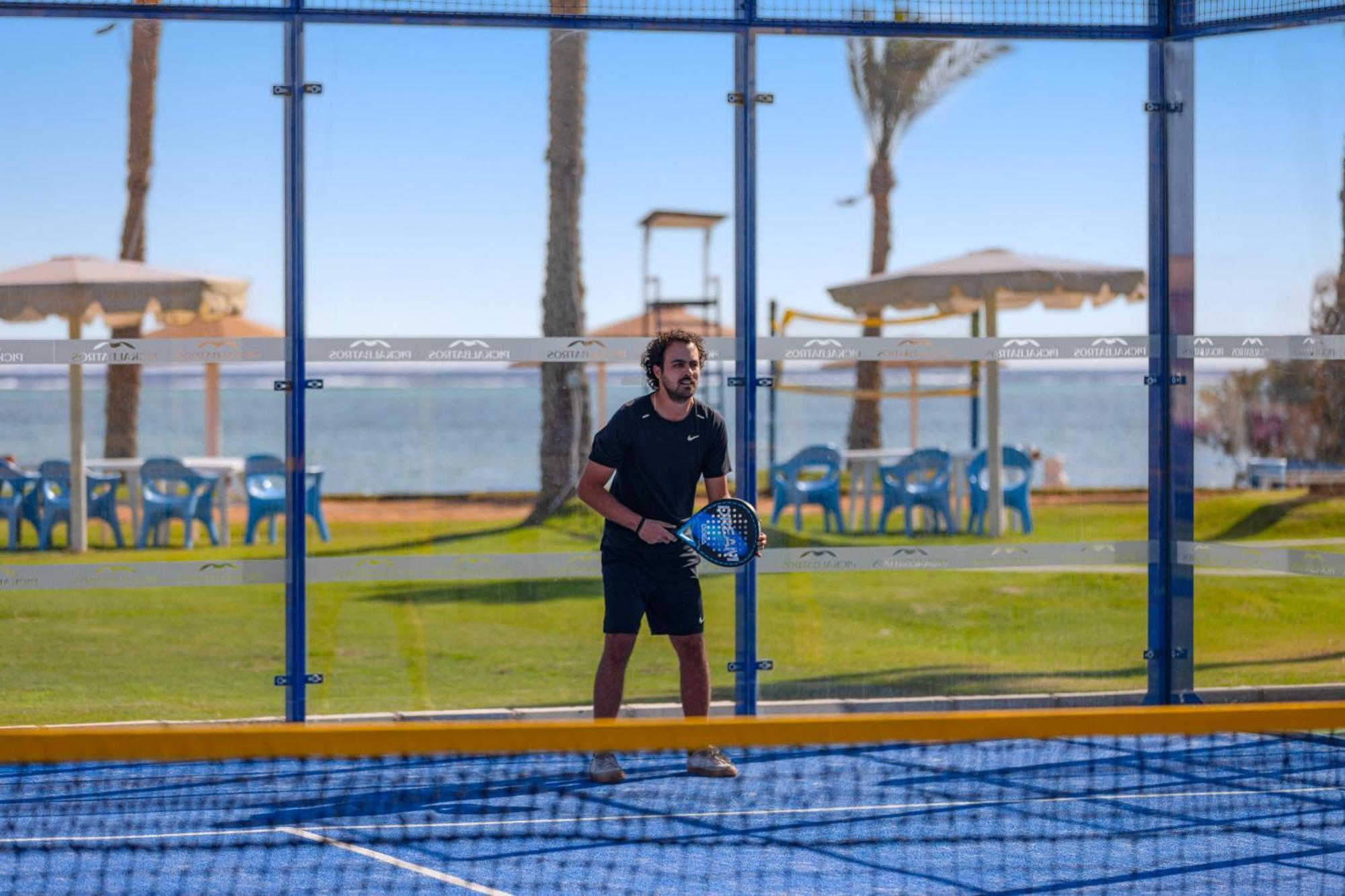 منتجع رويال الباتروس مودرنا - للعائلات والأزواج فقط شرم الشيخ المظهر الخارجي الصورة A player waiting for the serve