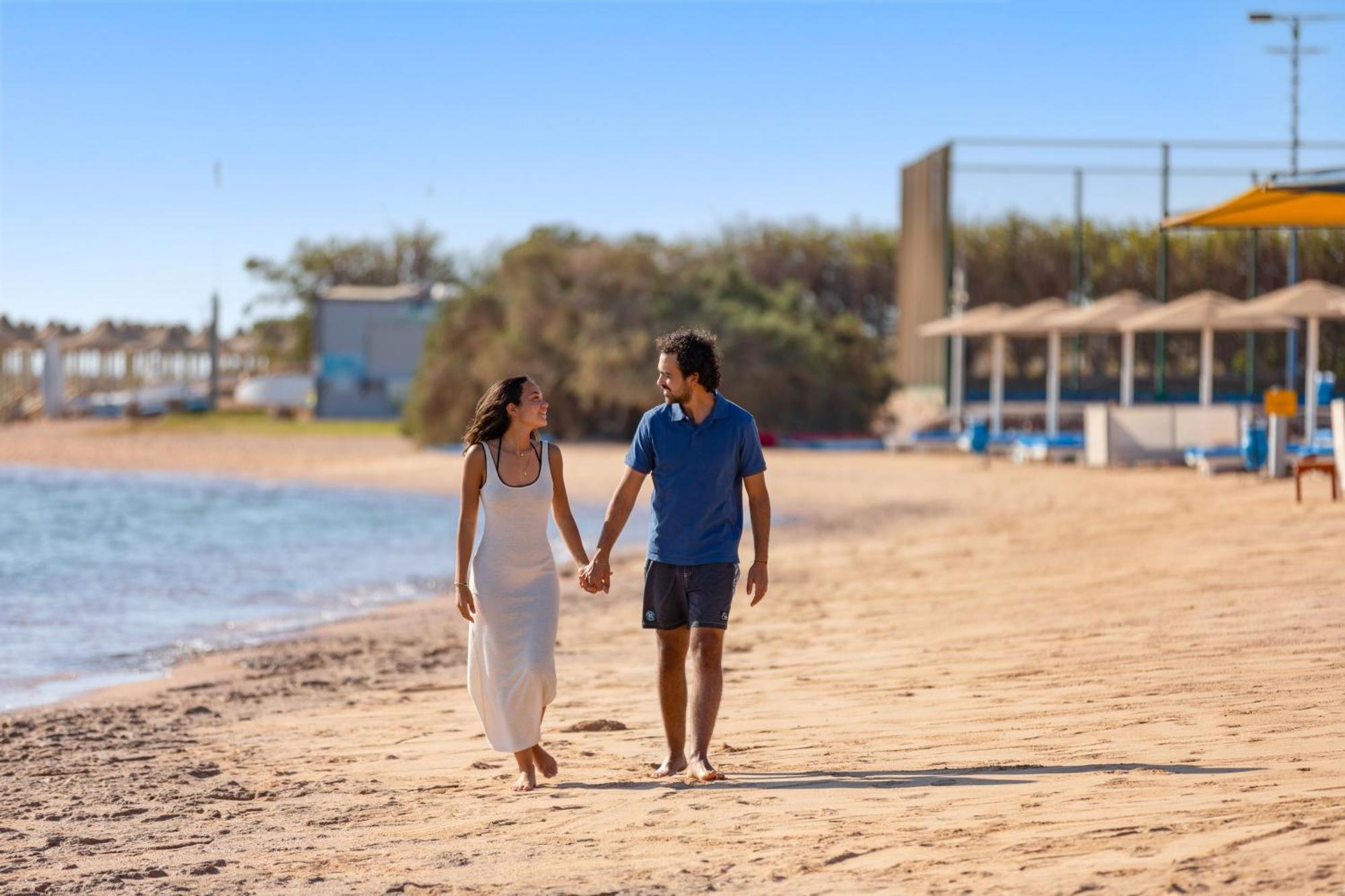 منتجع رويال الباتروس مودرنا - للعائلات والأزواج فقط شرم الشيخ المظهر الخارجي الصورة Tourists on the beach