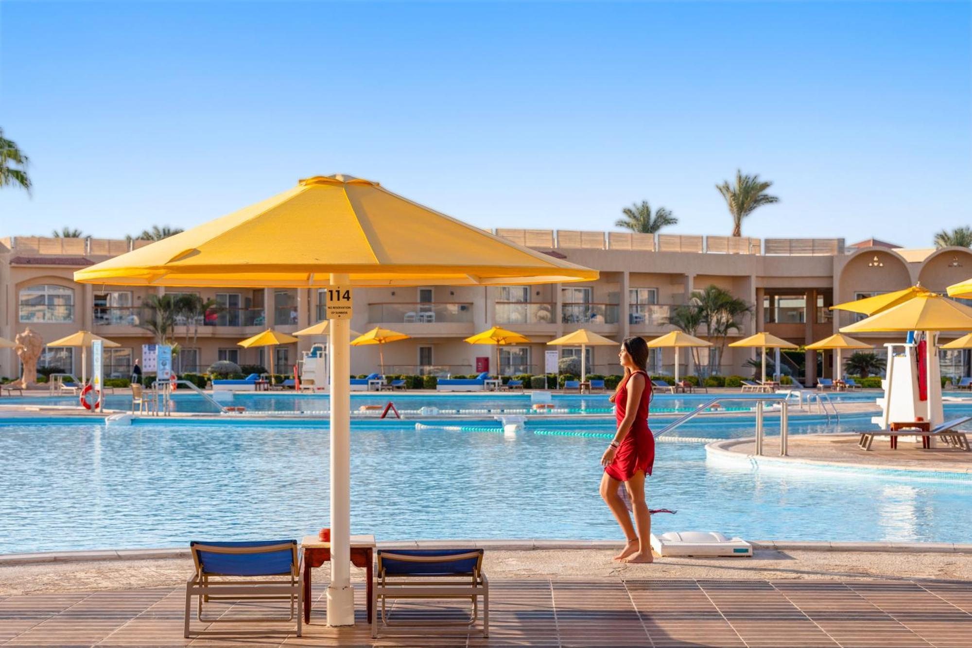 منتجع رويال الباتروس مودرنا - للعائلات والأزواج فقط شرم الشيخ المظهر الخارجي الصورة A pool at a resort in Sharm El Sheikh