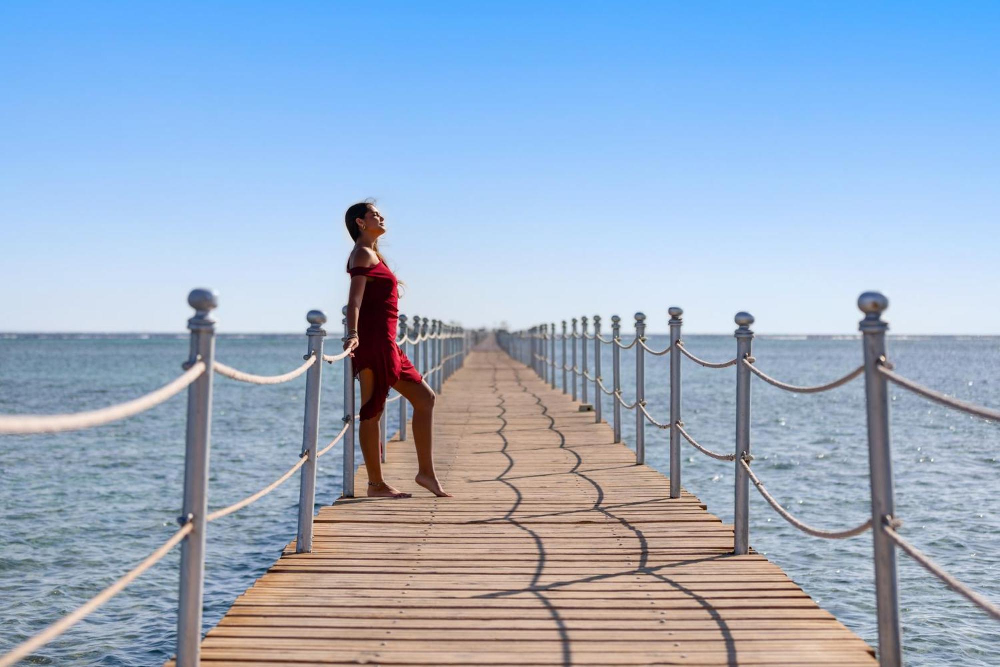 منتجع رويال الباتروس مودرنا - للعائلات والأزواج فقط شرم الشيخ المظهر الخارجي الصورة A woman on a pier