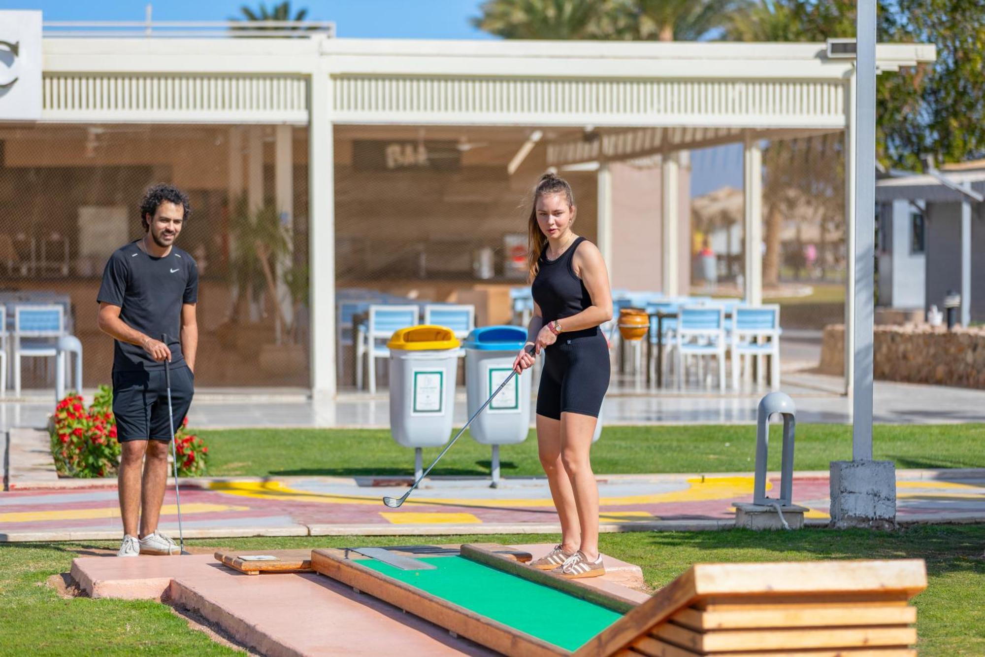 منتجع رويال الباتروس مودرنا - للعائلات والأزواج فقط شرم الشيخ المظهر الخارجي الصورة Mini golf in Egypt