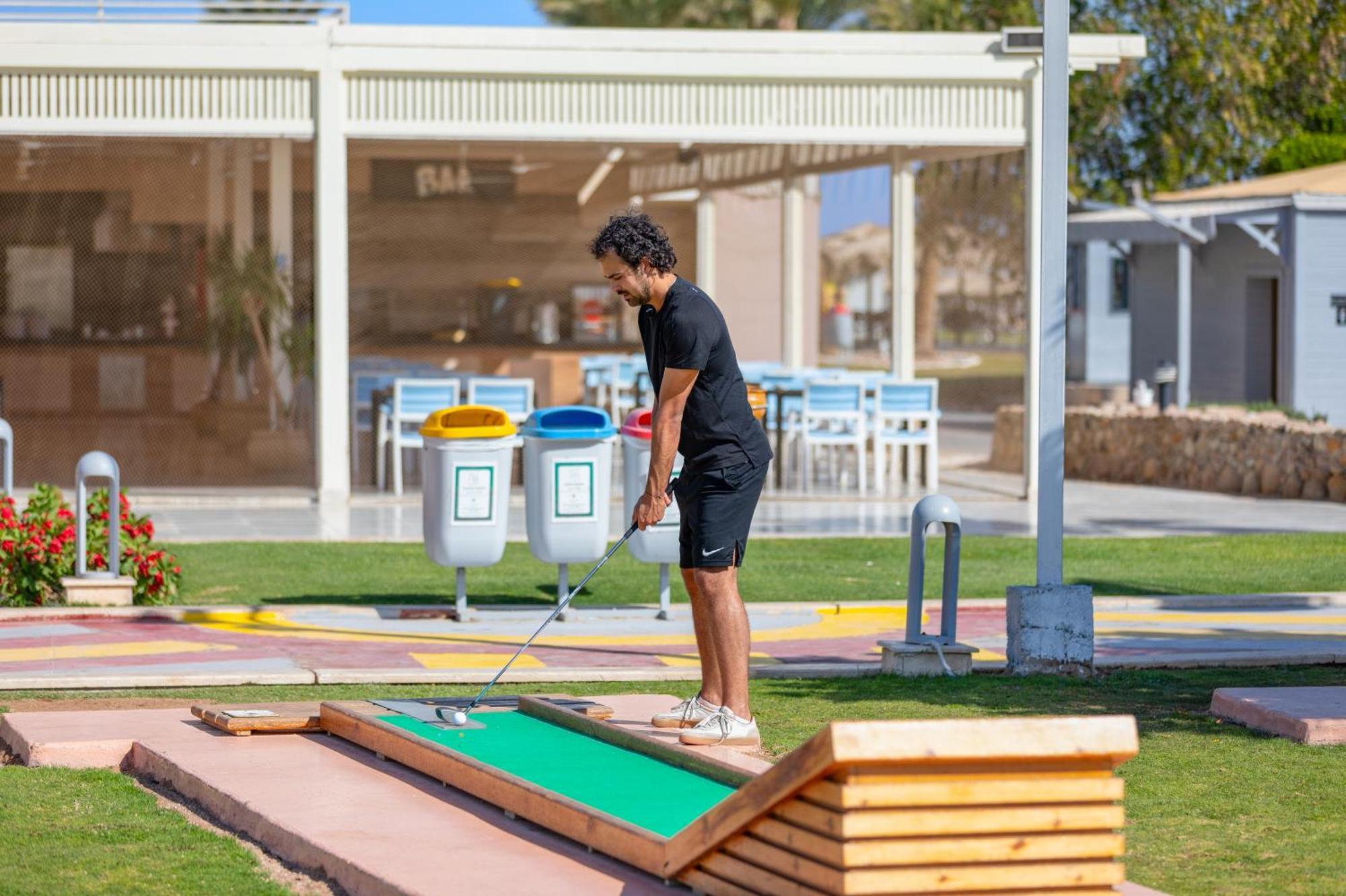 منتجع رويال الباتروس مودرنا - للعائلات والأزواج فقط شرم الشيخ المظهر الخارجي الصورة A man playing mini golf